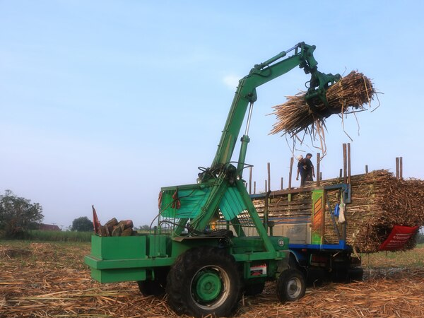 Kanga loader with an operator